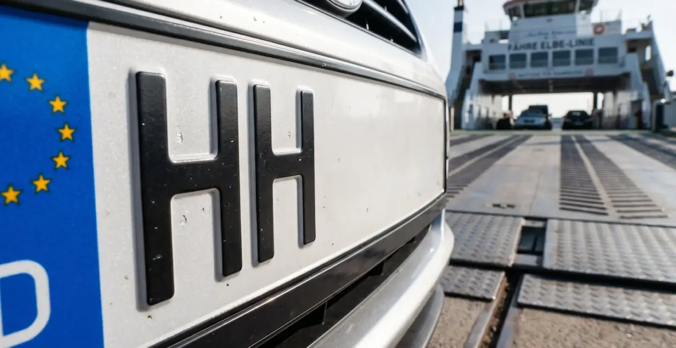 Extreme Nahaufnahme eines deutschen Autokennzeichens vor einer metallischen Fährrampe in einem modernen Hafenterminal bei Tageslicht